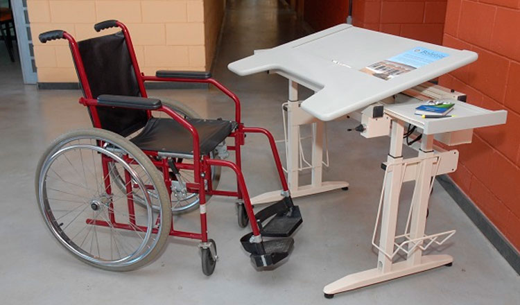 Cadeira de rodas e uma carteira escolar