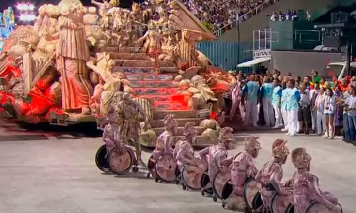 Sete cadeirantes desfilando durante o carnaval das escolas de samba do Rio de Janeiro
