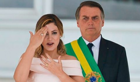 Primeira-dama Michele Bolsonaro faz discurso em Libras na posse do presidente eleito Jair Bolsonaro, atrás dela, seu marido, no parlatório do Congresso Nacional, em Brasília.